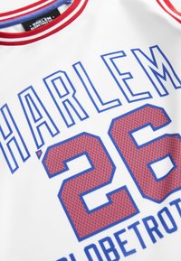 Hvid basketballtrøje med "HARLEM" og "26" i blå og orange mesh-strukturerede tal, med rød og blå stribet krave.