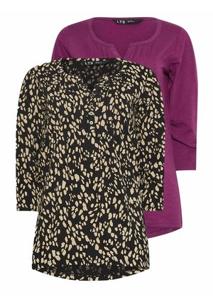 Twee dames tops: de ene zwart met beige abstracte vlekken en knopen, de andere effen paars met een ronde halslijn en driekwart mouwen.