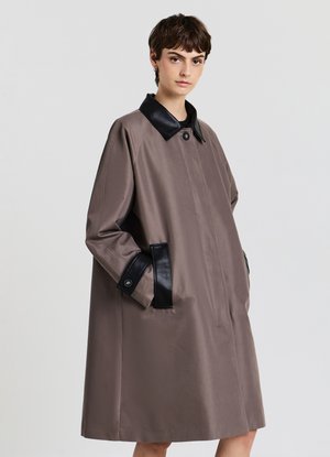 Calliope SPOLVERINO CON DETTAGLI A CONTRASTO - Cappotto corto - fango