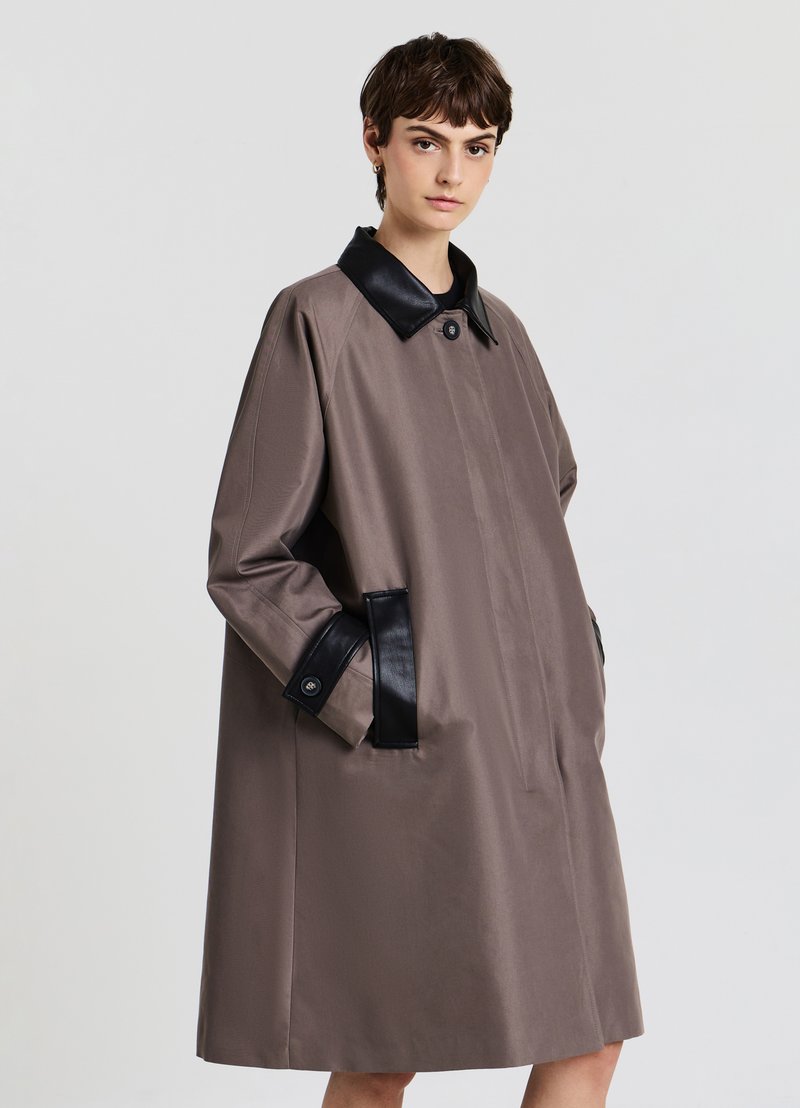 Calliope SPOLVERINO CON DETTAGLI A CONTRASTO - Cappotto corto - fango