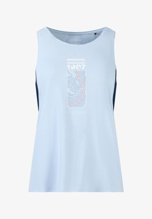 Top deportivo sin mangas de color azul claro con texto "Rossignol 1907" y diseño abstracto de mapa topográfico en azul marino y naranja en el centro delantero.