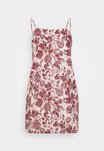 Vestido sem mangas com padrão floral, apresentando um fundo rosa claro e desenhos em cor bordô. Alças finas ajustáveis e um corte reto.