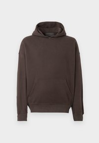 Brun hættebluse lavet af blødt stof, med en frontlomme, ribbede manchetter og en afslappet pasform. Enkelt design uden mønstre.