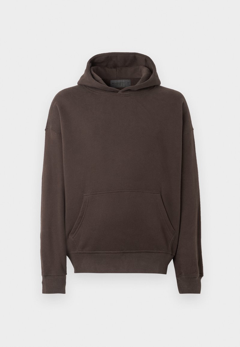 Brauner Kapuzenpullover aus weichem Stoff, ausgestattet mit einer Fronttasche, gerippten Bündchen und einer lockeren Passform. Einfaches Design ohne Muster.