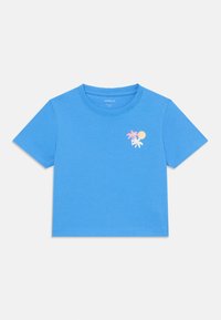 T-shirt en coton bleu clair à manches courtes, arborant une petite broderie colorée d'un palmier et d'un soleil sur le côté gauche de la poitrine.
