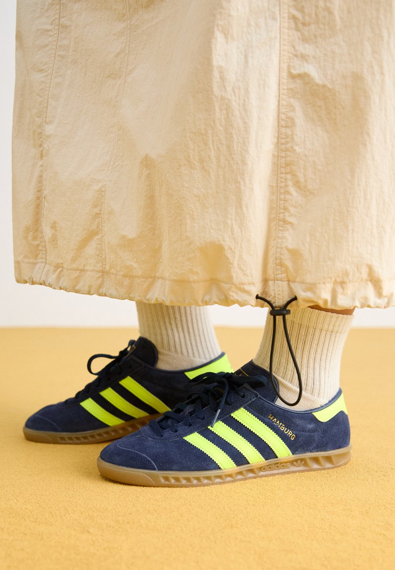 adidas Originals HAMBURG - Trainers - night indigo/solar yellow/gold  metallic/dark blue - Zalando