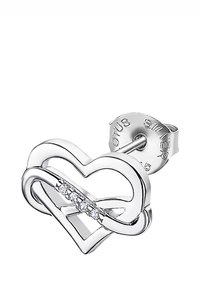 Boucle d'oreille en argent en forme de cœur avec un design entrelacé, présentant une rangée de petits cristaux transparents le long du centre.