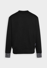 Felpa nera con un design semplice, caratterizzata da polsini a fantasia a contrasto. Il materiale sembra morbido con una vestibilità rilassata e un colletto a costine.