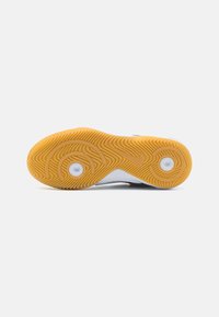 Gummiydersål med et bølget, tekstureret mønster i orange og hvid. Har cirkulære detaljer og et buet design for bedre greb.