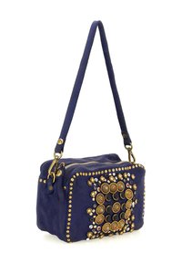 Borsa a tracolla blu navy con borchie dorate, motivi decorativi circolari, chiusura con zip e una sola tracolla con hardware dorato.