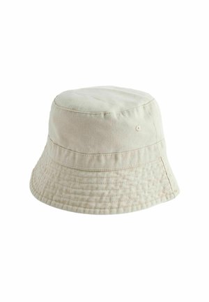 Beige Baumwoll-Bucket-Hut mit gestepptem Rand und Belüftungsloch auf schneeweißem Hintergrund.