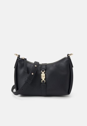 Czarna skórzana torba typu crossbody z złotym suwakiem i dekoracyjną złotą klamrą z przodu, regulowany pasek ze złotym okuciem.
