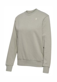Lichtgrijze sweatshirt van zacht materiaal, met een ronde hals, geribbelde boorden en een kleine logoprint op de borst. Eenvoudig ontwerp.