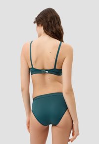 Tiefblauer BH mit verstellbaren Trägern und Hakenverschluss, kombiniert mit tiefblauen hochgeschnittenen Bikinihosen; glatte Textur und minimalistisches Design.