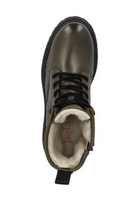 Brun läderankelboots med svarta snören, foder av konstpäls och gummisula. Har en dragflik baktill för enkel påtagning.