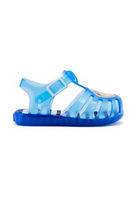 Sandalia de plástico azul con diseño abierto, correa ajustable y detalles troquelados. Presenta un adorno circular en la zona del dedo del pie.