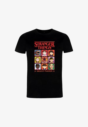 Černé tričko s pixelartem devíti postav z "Stranger Things" s červeným nápisem "SELECT PLAYER" nad mřížkou.