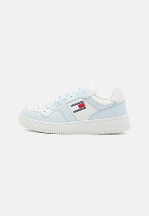 Baskets basses Tommy Jeans blanches et bleu clair, avec lacets à l'avant et logo de la marque sur le côté.