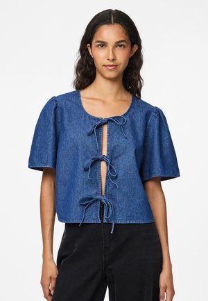Denimbluse i mørkeblå med korte pufferm, åpen frontlukking med tre sløyfer og kort hemline.