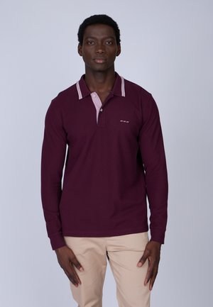 Polo à manches longues bordeaux avec un col rose. Présente une patte de boutonnage à trois boutons et un logo brodé subtil sur la poitrine.