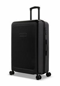 Zwarte harde koffer met verticale ribbels, uitschuifbare handgreep, vier wielen en een zijrits. Compact ontwerp, duurzaam kunststof materiaal.