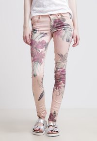 Spijkerbroek met bloemenprint in pastelroze met groen- en paarskleurige botanische ontwerpen, voorzien van een slim fit, een ontwerp met vijf zakken en zilverkleurige accenten.
