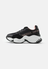 Svart mocka och mesh sneakers med en vit sula, rosa detaljer och "Armani"-logotyp på sidan. Texturerad design för bättre grepp.