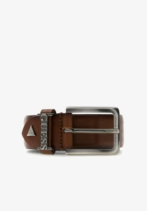 Cintura in pelle marrone con fibbia rettangolare in metallo argentato. Include una targhetta metallica con il nome del marchio "GUESS" e un dettaglio a triangolo.