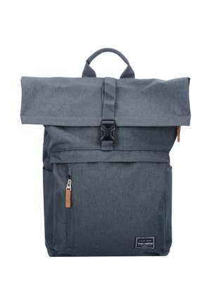 Grauer Stoff-Rucksack mit Roll-Top-Design, sicherem Schnallenverschluss, vorderer Reißverschlusstasche und Akzenten aus hellbraunem Leder. verfügt über verstellbare Träger.