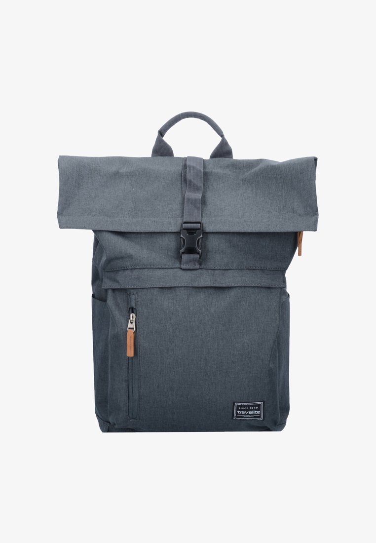 Sac à dos en tissu gris avec un design à rabat, fermeture à boucle sécurisée, poche zippée à l'avant et accents en cuir marron. Dispose de bretelles réglables.