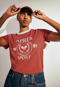 Next Trükipildiga T-särk - red   white tennis graphic