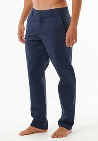 Chinos leggeri blu navy con taglio dritto, texture liscia, tasche frontali e chiusura a un bottone. Design con gamba affusolata.