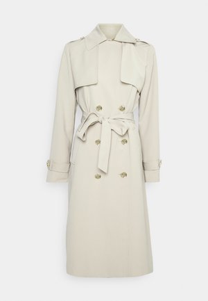 Trench-coat beige à double boutonnage, boutons dorés, ceinture à nouer à la taille et épaulettes. Tissu lisse et texturé.