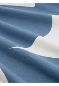Blauwe en witte stof met een gladde textuur, met abstracte kronkels en vormen. Het ontwerp benadrukt een zacht plat patroon op het oppervlak.