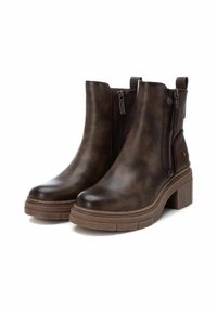 Botas tobilleras de cuero sintético marrón con un acabado texturizado, cremalleras laterales y tacones gruesos. Suelas reforzadas y lengüetas para facilitar el uso.