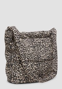 Zachte, gewatteerde schoudertas met omgerolde bovenrand, brede schouderband en een beige en zwart luipaardprint patroon.