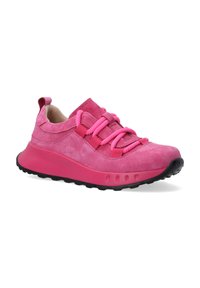 Rosa Wildleder-Sneaker mit runder Zehenpartie, verstärktem Absatz, kontrastierenden rosa Schnürsenkeln und schwarzer Gummi-Außensohle mit Profilrillen.