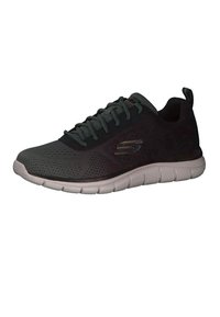 Schwarzer, durchlöcherter Sportschuh mit strukturiertem Obermaterial, dunkelgrünen Schnürsenkeln und einer weißen gepolsterten Sohle mit konturiertem Design.