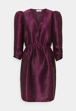 Robe fuchsia en tissu texturé avec un motif rayures de tigre noires, dotée d'un col en V, de manches bouffantes et d'une taille élastique.