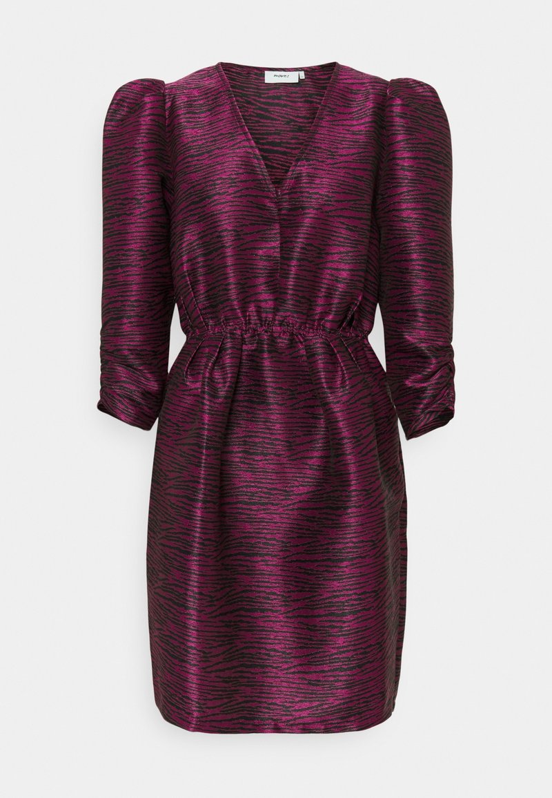 Robe fuchsia en tissu texturé avec un motif rayures de tigre noires, dotée d'un col en V, de manches bouffantes et d'une taille élastique.