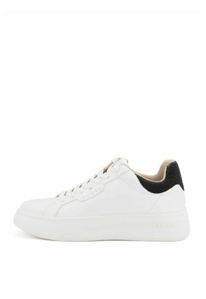 Baskets en cuir blanc avec un talon en suède noir. Elles présentent un bout rond, une semelle en caoutchouc plate et un design à lacets avec un logo en relief.