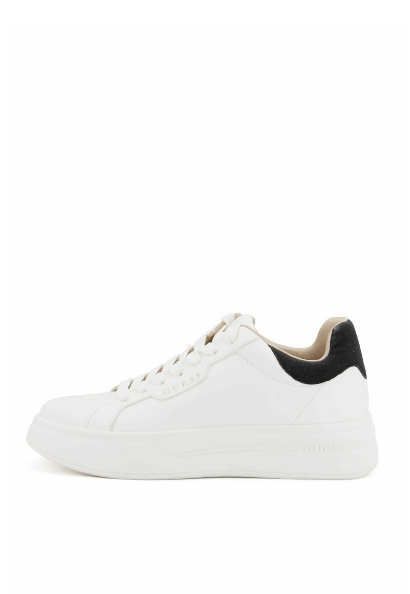 Witte leren sneakers met een zwarte suede hak. Kenmerkt zich door een ronde neus, platte rubberen zool en een vetersluiting met reliëfbranding.