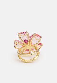 Anillo en tono dorado con un diseño de flor que presenta tres piedras facetadas en rosa. Doble banda con acentos texturizados y detalles de trabajo de calado.