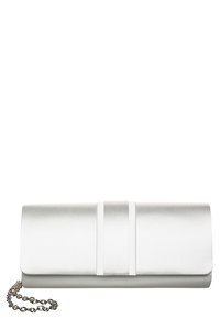 Pochette en satin blanc avec un rabat plié et une chaîne en argent, présentée sur un fond blanc.