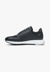 Czarne skórzane sneakersy z białą podeszwą, teksturowane akcenty z siatki, okrągły nosek i sześć oczek na sznurówki; minimalistyczny design.