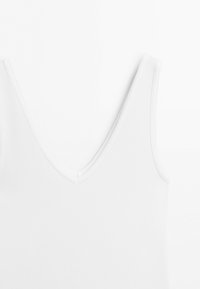 Wit mouwloos tanktop met diepe V-hals, van voren getoond, op een effen witte achtergrond.
