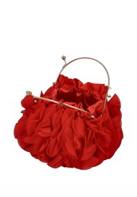 Rød stofhåndtaske med flæse-accenter, en blank guldfarvet metalramme og en samlet øverste kant. Blød tekstur og rund form.