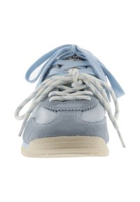 Zapatilla azul claro y gris con cordones blancos y azules estampados atados en un lazo, mostrada desde el frente con una suela beige texturizada.