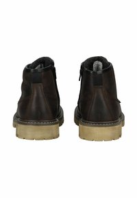Botas de cuero marrón con acabado texturizado, que presentan forro de lana gris, cierre de cremallera y suelas de goma con un patrón de tracción robusto.