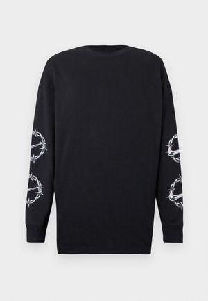 Melna gara piedurkne krekls ar apaļu izgriezumu, uz abām piedurknēm ar baltām žogmalu un ērkšķu grafikām.